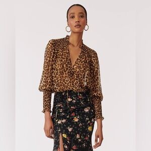 VERONICA BEARD Jaz Silk Leopard Print Blouse Size 6 V-Neck Tie Cuffs Pre-Loved